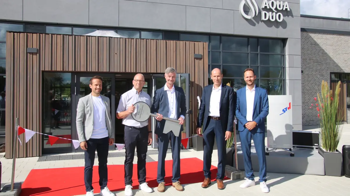 Schlüsselübergabe von links OB Grimmer, Thomas Wagner, Leiter der Bäderbetriebe, Reinhardt Eule, Jürgen Breit und Michael Kreusch.