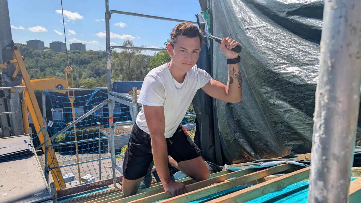Nico Pichler auf dem Dach an einer Karletshofer-Baustelle in Mähringen.