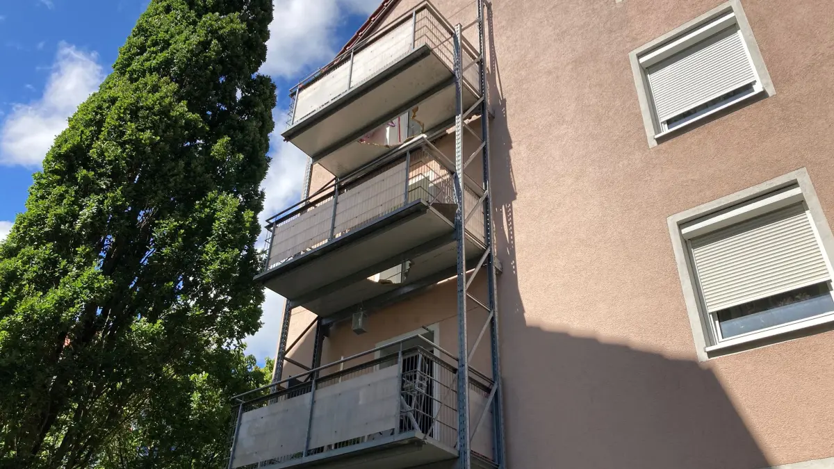 An diesem Balkon in der Ulmer Einsteinstraße ist am Montagmittag eine Frau verletzt worden. Die Polizei ermittelt.
