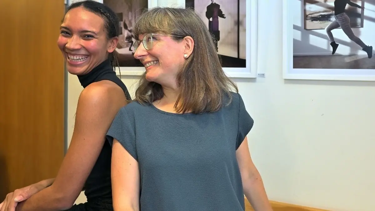 Sie bestritten den Vernissage-Abend im Bürgertreff – mit Tanz Ama (links), mit der Erläuterung ihrer Fotokunst Tini Kindt.