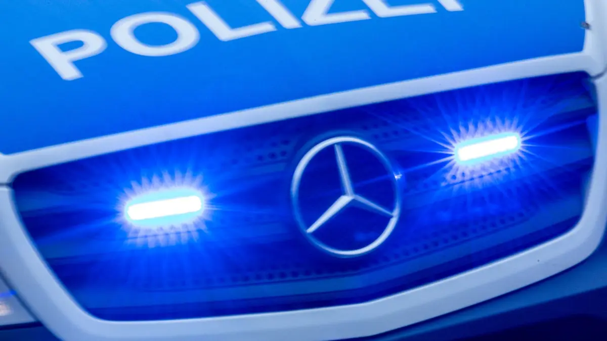 Polizei: ARCHIV - 10.02.2024, Mecklenburg-Vorpommern, Rostock: Ein Einsatzfahrzeug der Polizei fährt mit Blaulicht. (zu dpa: «Verfassungsfeindliche Parolen und Symbole in Jena und Erfurt») Foto: Jens Büttner/dpa +++ dpa-Bildfunk +++