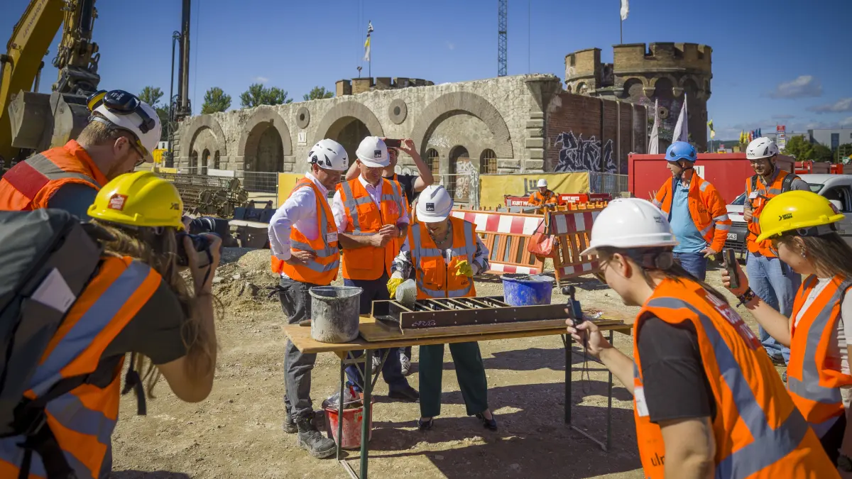 Ulm, Treff Infopoint -auf Höhe des Leonardo Hotels: Erster Abschnitt der Tunneldecke wird betoniert - Ost-West-Verkehrsachse zwischen der Ludwig-Erhard-Brücke/Karlstraße und der Blaubeurer Straße