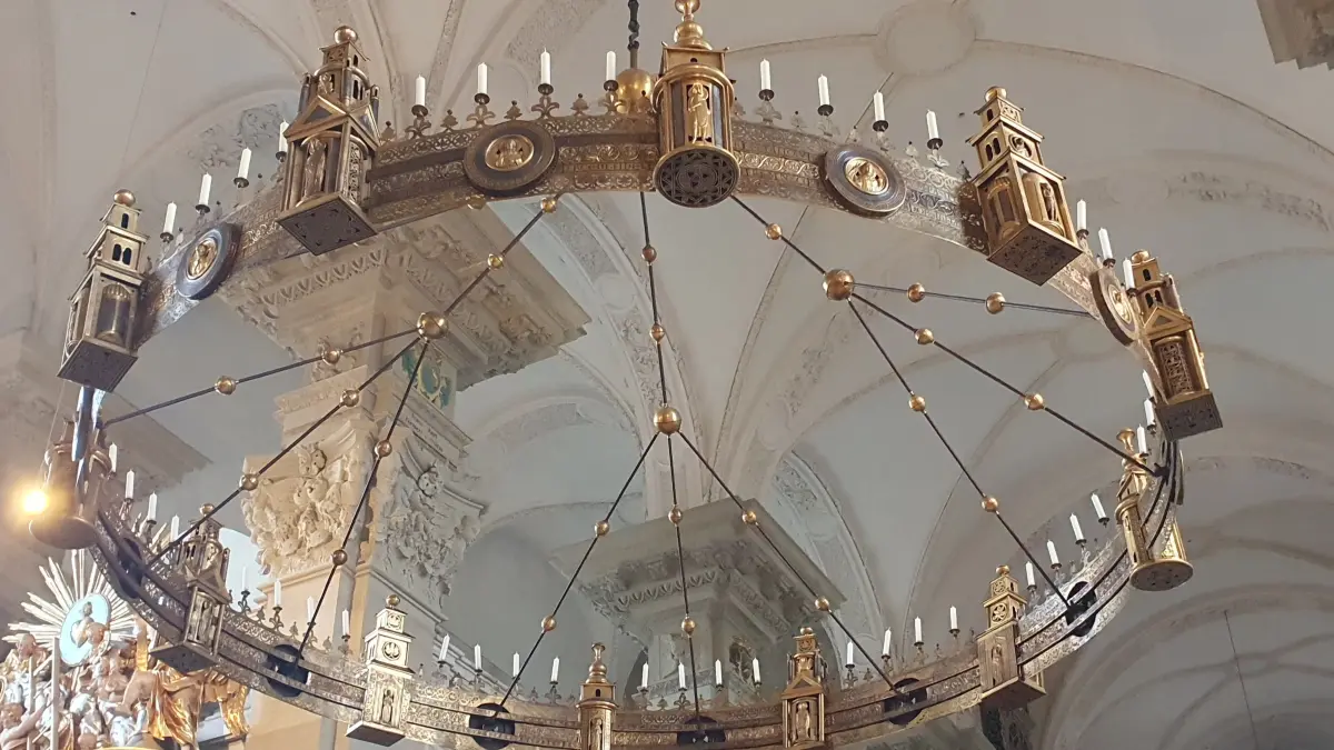 Der Hartwigsleuchter in der Stiftskirche St. Nikolaus auf der Großcomburg.