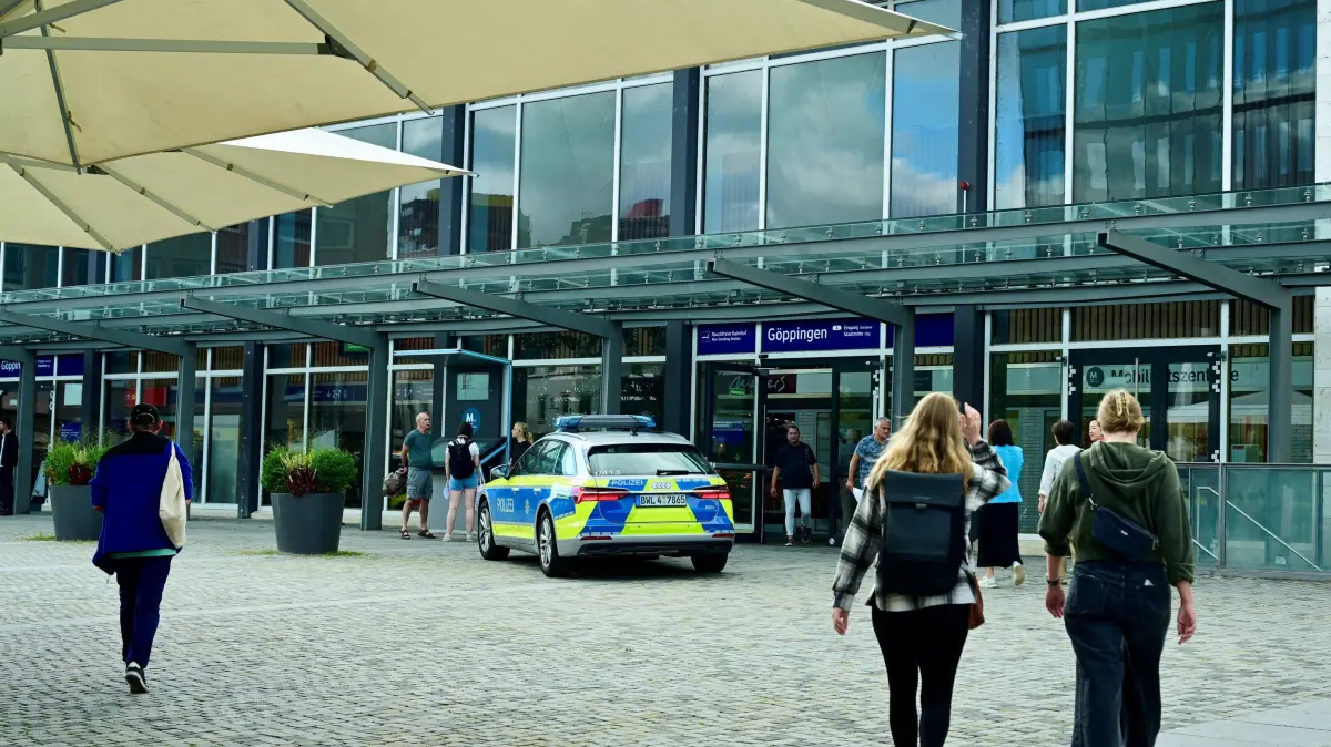 Vor dem Göppinger Bahnhof am Montagvormittag: Die Polizei ist aufgrund eines Notarzteinsatzes vor Ort.