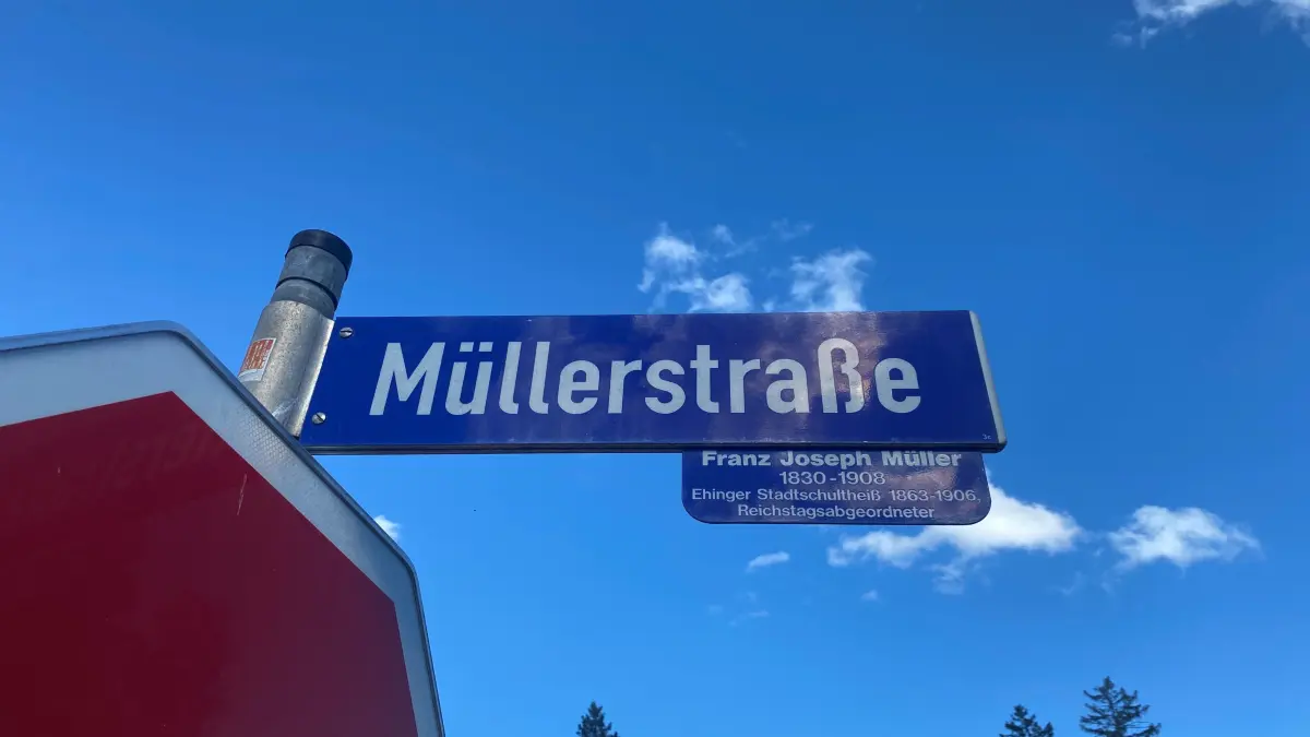 Die Ehinger Müllerstraße verweist nicht auf einen Müller, sondern auf einen Mann, der 43 Jahre lang Bürgermeister der Stadt war. Immerhin das Kleingedruckte verweist auf einen bedeutenden Bürger.