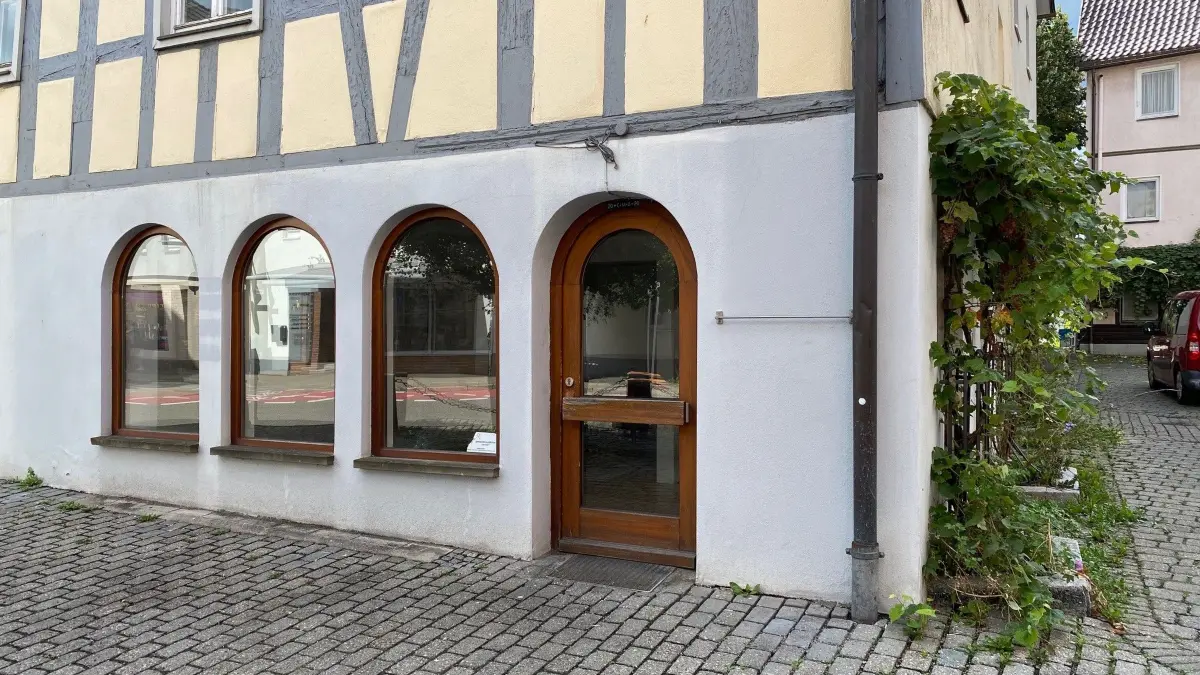 Von außen ist von der ehemaligen Buchhandlung Schagemann in der Gaildorfer Karlstraße nichts mehr zu sehen. Durch die Schaufenster ist zu sehen, dass der Laden komplett ausgeräumt wurde.