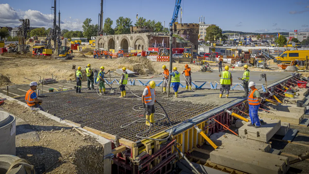 Ulm, Treff Infopoint -auf Höhe des Leonardo Hotels: Erster Abschnitt der Tunneldecke wird betoniert - Ost-West-Verkehrsachse zwischen der Ludwig-Erhard-Brücke/Karlstraße und der Blaubeurer Straße