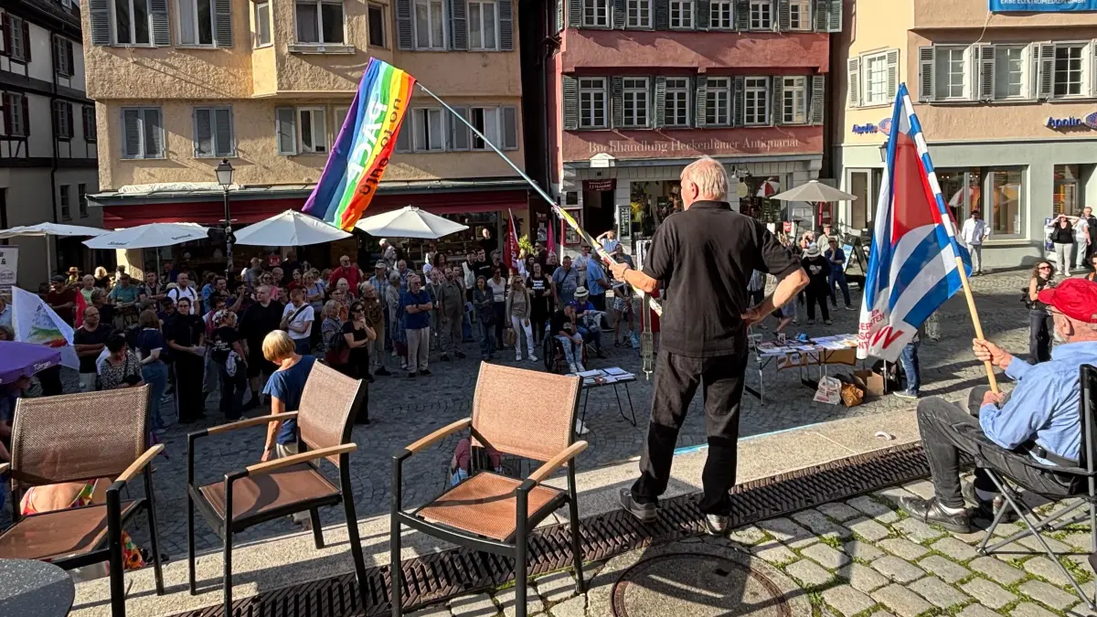 Wie jedes Jahr am 1. September versammelten sich am Dienstagabend Menschen auf dem Tübinger Holzmarkt, um gegen den Krieg zu demonstrieren.