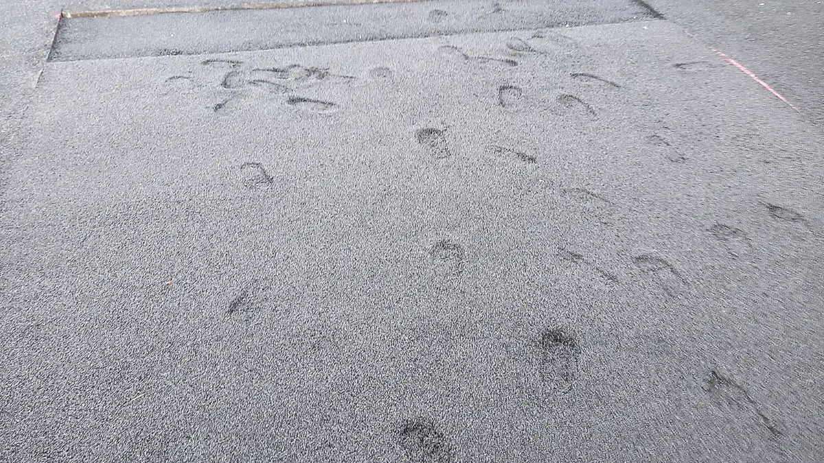 Mit Fußabdrücken verewigt oder „Sabotaeakt“ am Sportgelände. Ärgerliche „Däpper“: Kinder sind über frisch reparierte Stellen auf dem Böhmenkircher Kunstrasenplatz getrampelt.