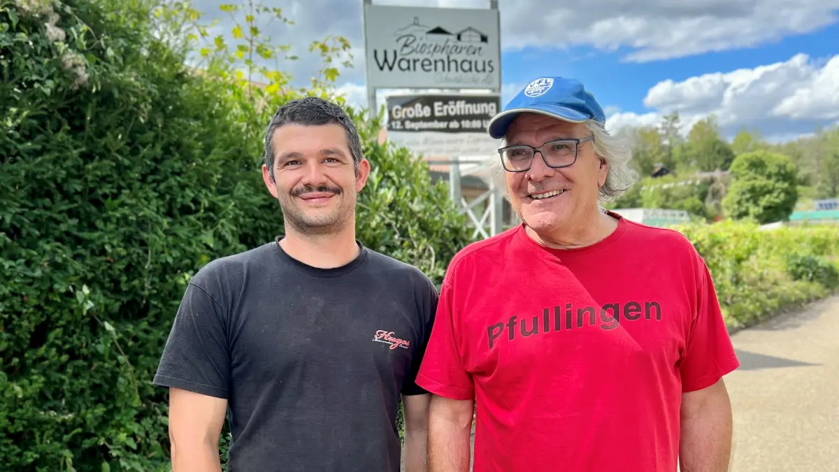 Silvan und Veit Senner vor dem Schild mit der Aufschrift "Biosphären Kaufhaus". Mitte September geht es los.