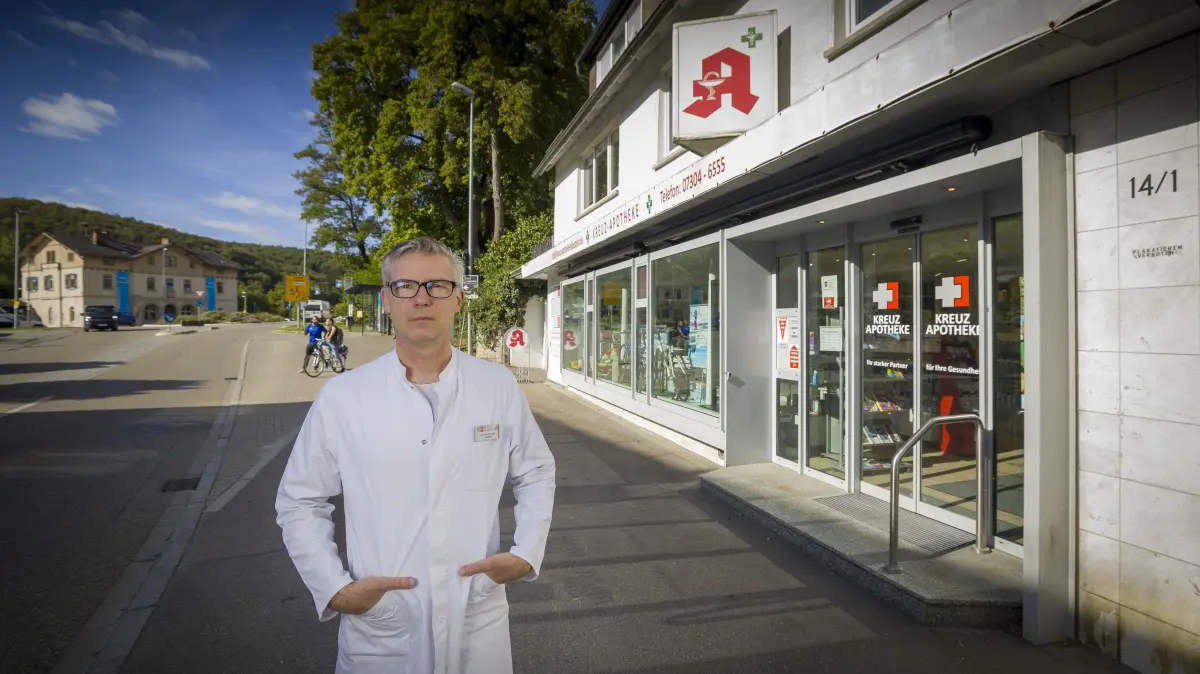 Apotheker und Vdk Blaustein fordern Haltemöglichkeit vor der Apotheke in der Bahnhofstraße in Blaustein