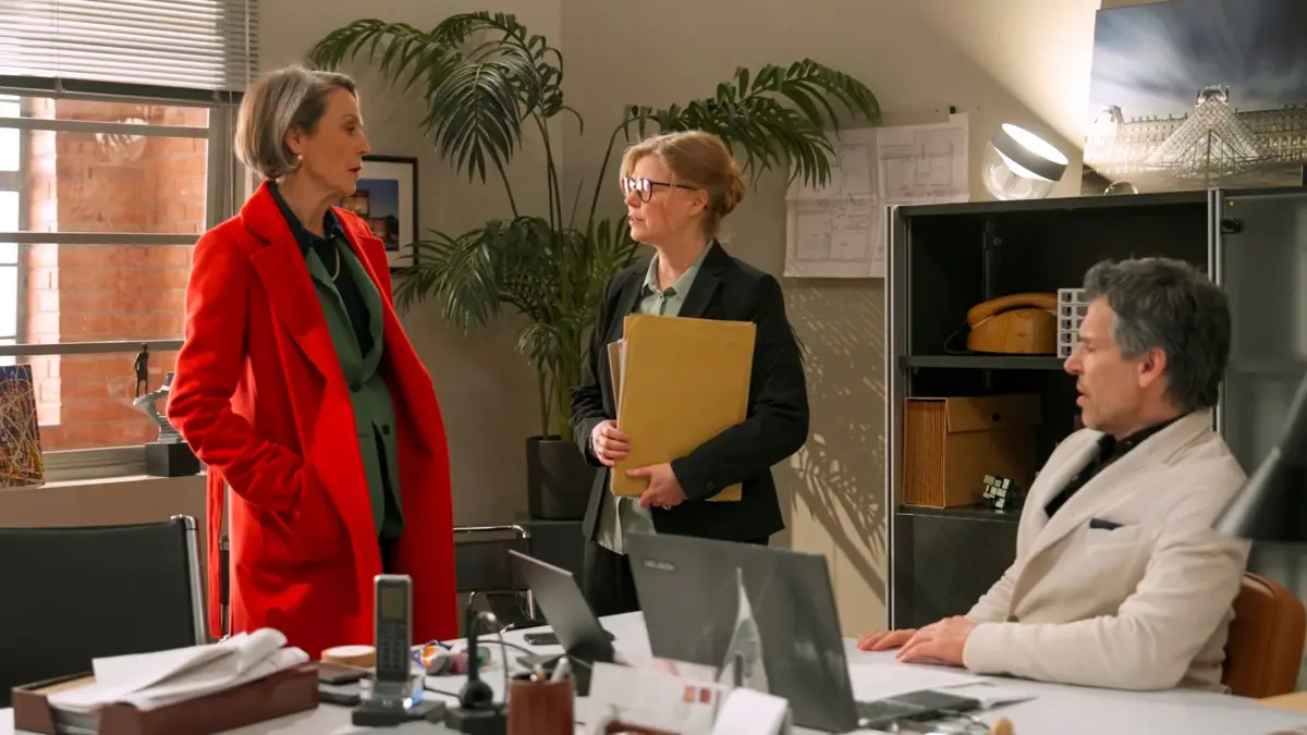 Richard (Florian Odendahl) triumphiert: Als Frau Krause (Salome Spiegel) in Viktorias (Caroline Schreiber) Falle tappt, ist seine Unschuld bewiesen.