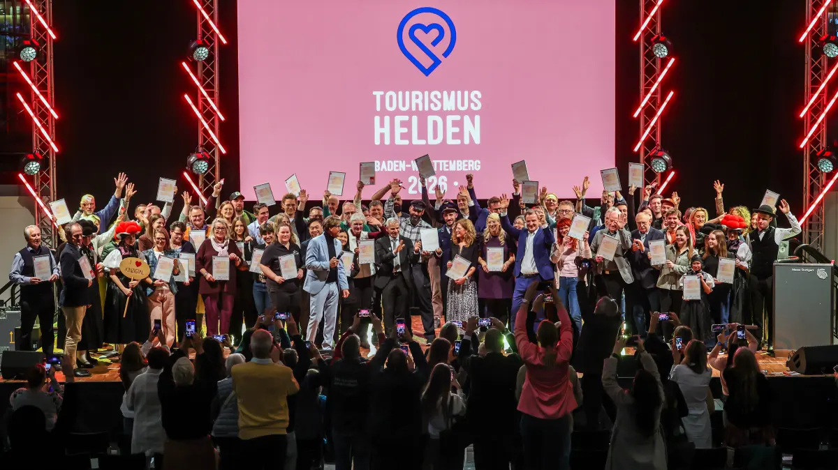 Strahlende Preisträgerinnen und Preisträger: die Tourismusheldinnen und -helden 2026.