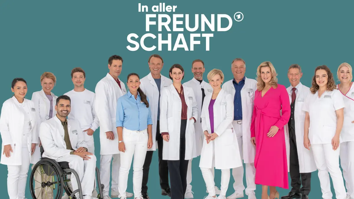 "In aller Freundschaft" Gruppenfoto (v.l.): Mai Duong Kieu, Isabell Gerschke, Tan Caglar, Jascha Rust, Thomas Koch, Arzu Bazman, Bernhard Bettermann, Annett Renneberg, Julian Weigend, Andrea Kathrin Loewig, Thomas Rühmann, Alexa Maria Surholt, Udo Schenk, Leslie-Vanessa Lill und Christina Petersen