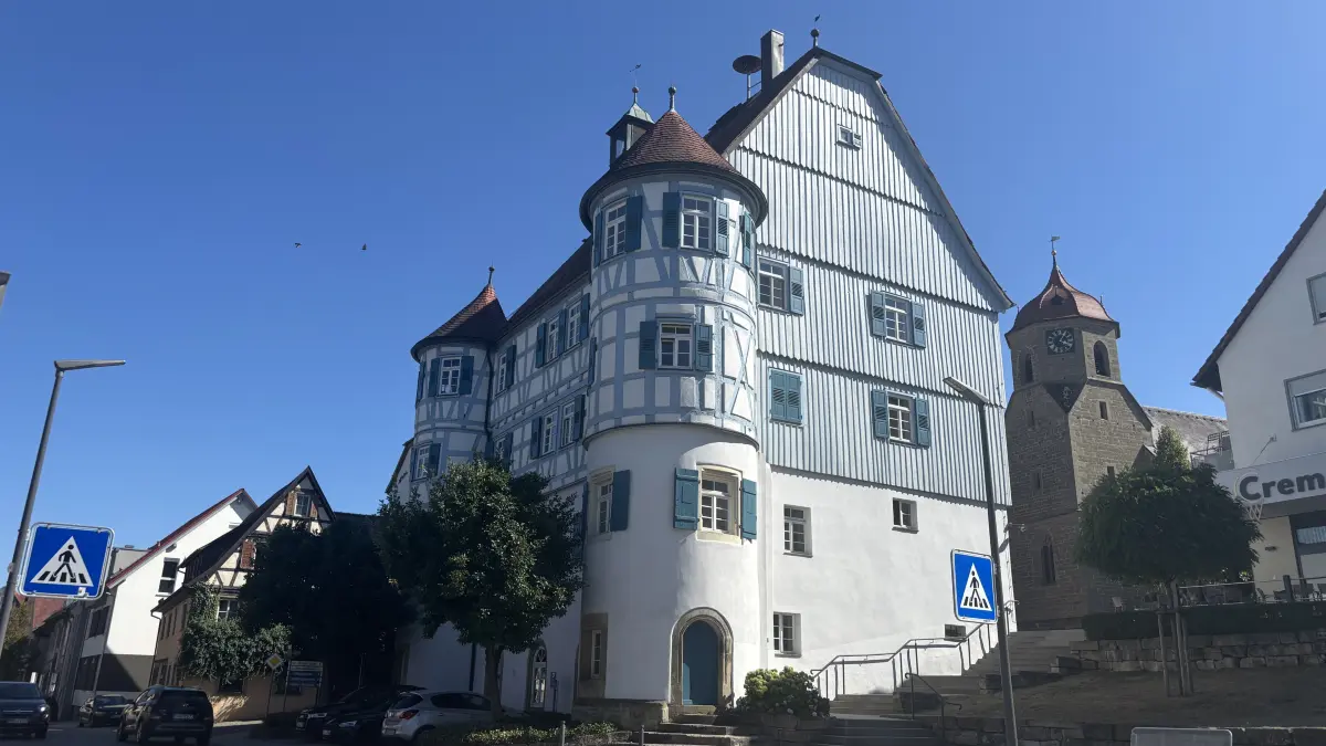 Der Wärme- und der Stromverbrauch im Rathaus Obersontheim liegen deutlich über dem Vergleichswert für Verwaltungsgebäude, heißt es im Energiebericht. Als mögliche Lösungen schlägt das Klimazentrum Wolpertshausen unter anderem die Installation intelligenter Thermostate sowie die Erneuerung der 33 Jahre alten Heizung vor.