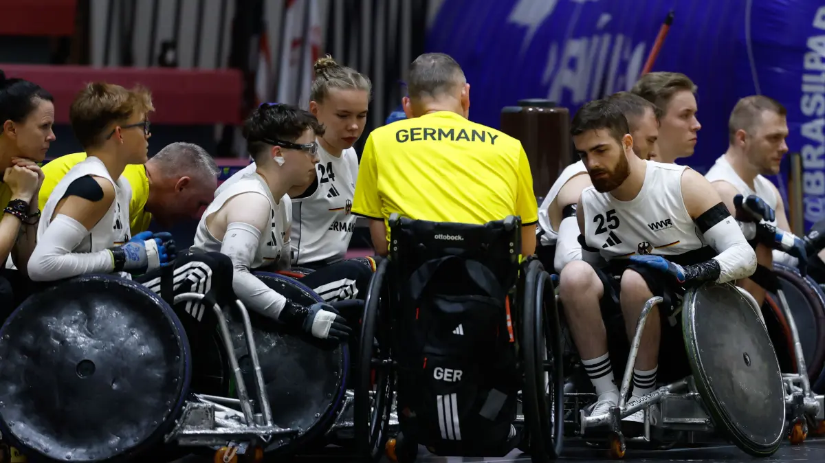 Teambesprechung bei Deutschland, rechts Moritz Brückner