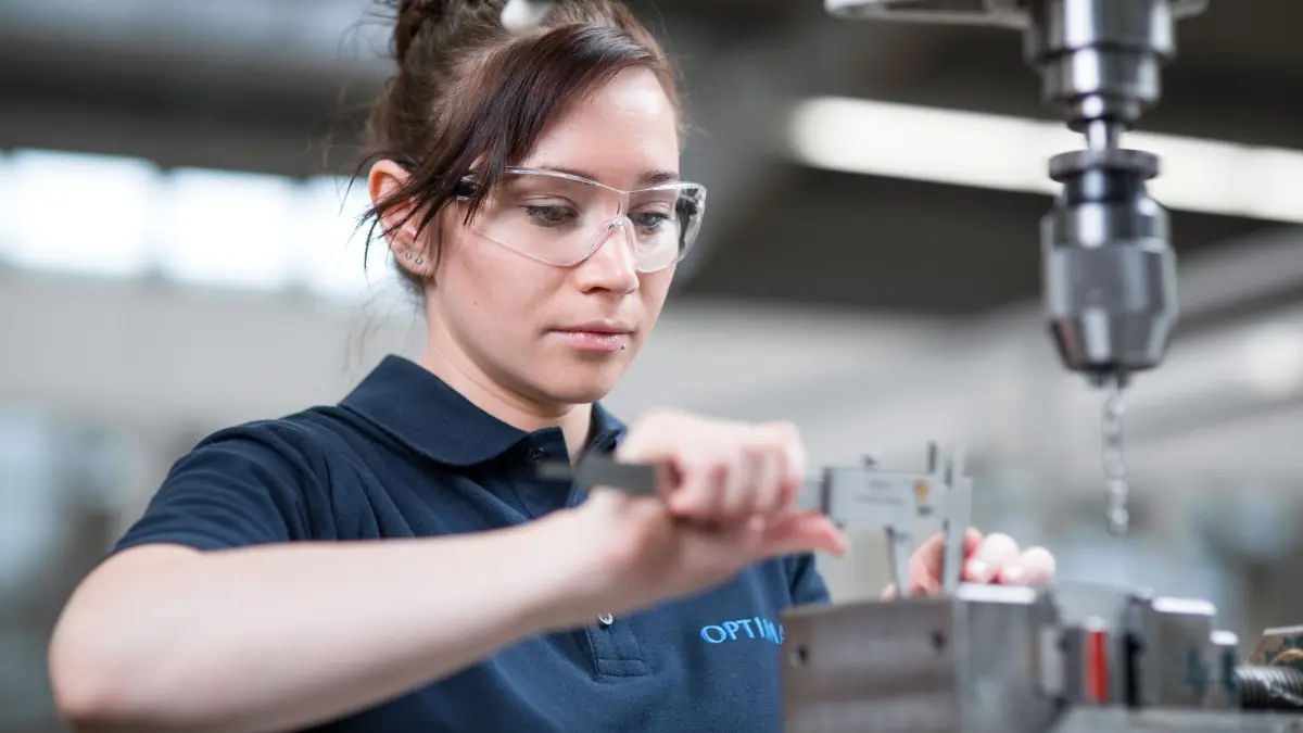 Die Ausbildung zum Industriemechaniker oder zur Industriemechanikerin gehört zu den beliebtesten Berufen.