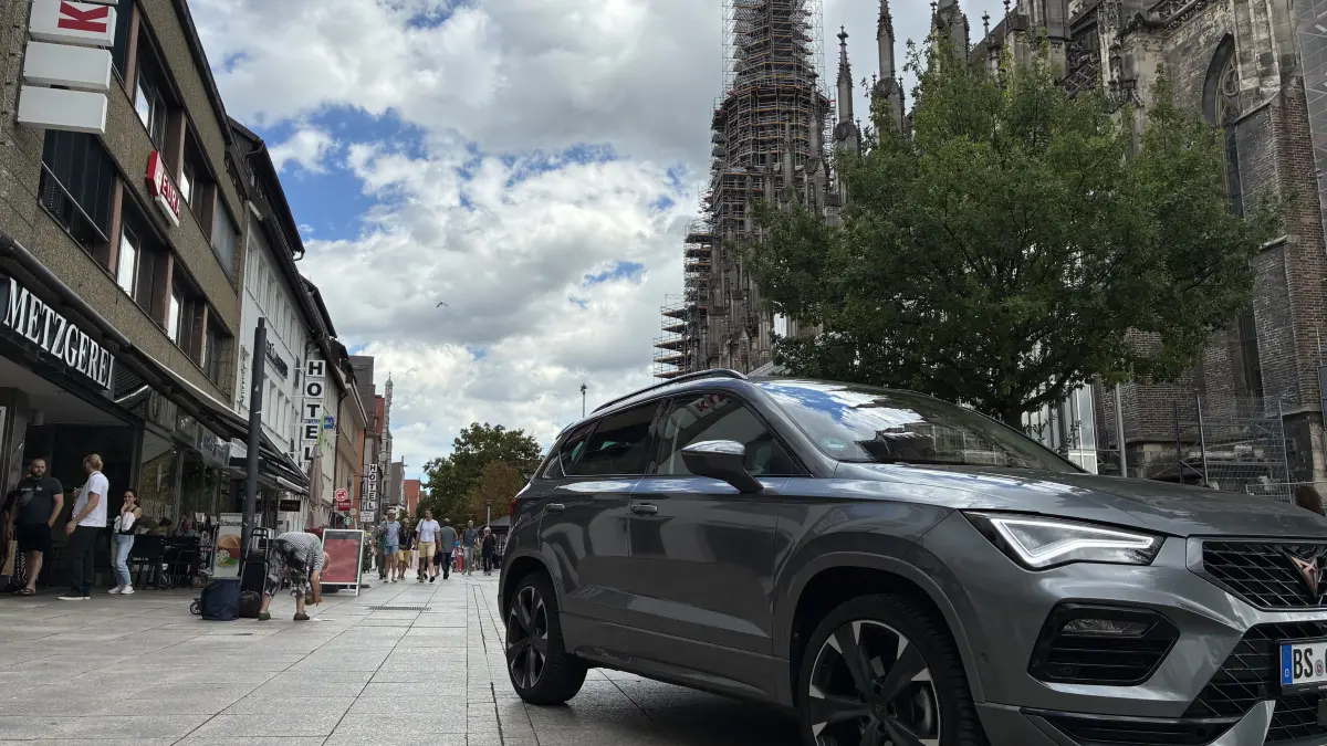Ein Auto mit auswärtigem Kennzeichen, das sich am Münsterplatz verirrt hat: Kein Einzelfall in diesem Sommer, sagt eine Verkäuferin der Metzgerei Kleiber.