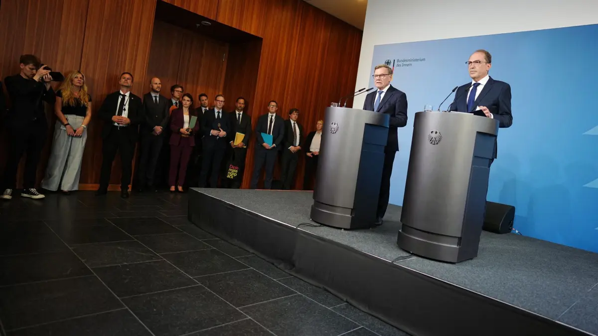 Statement Dobrindt und Wadephul zur Sprengstoff-Drohne: 01.09.2026, Berlin: Johann Wadephul (2.v.r, CDU), Bundesaußenminister, und Alexander Dobrindt (r, CSU), Bundesinnenminister, geben eine Pressekonferenz zu den Entwicklungen im Fall der am Flughafen Leipzig/Halle gefundenen Sprengstoff-Drohne im Bundesinnenministerium. Foto: Kay Nietfeld/dpa +++ dpa-Bildfunk +++