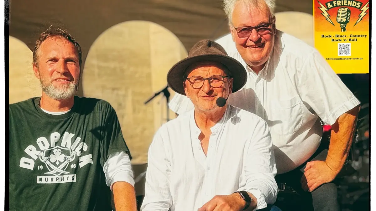 Heino Fauch (Mitte) and Friends spielen am Freitagabend in derGeislinger Fußgängerzone.