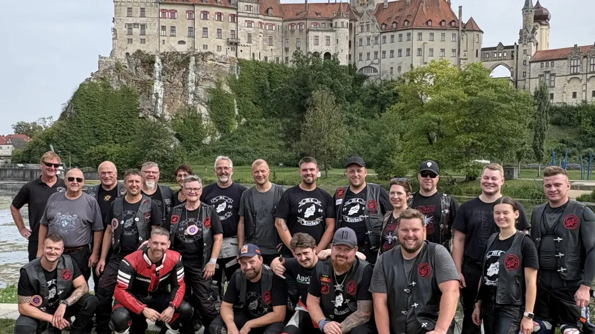Der Motorrad-Club aus Kirchen hat an einer Aktion zugunsten schwer erkrankter Kinder teilgenommen. Hier die Biker am Zielort in Sigmaringen.