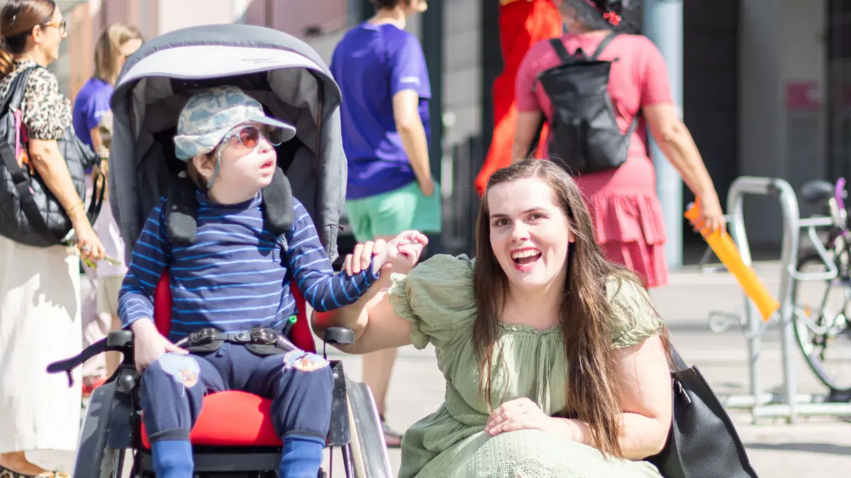 Natalie mit Sohn Liam beim Kinderfest des Verein Boje Kinderhospiz Tübingen. Foto: Eike Freese