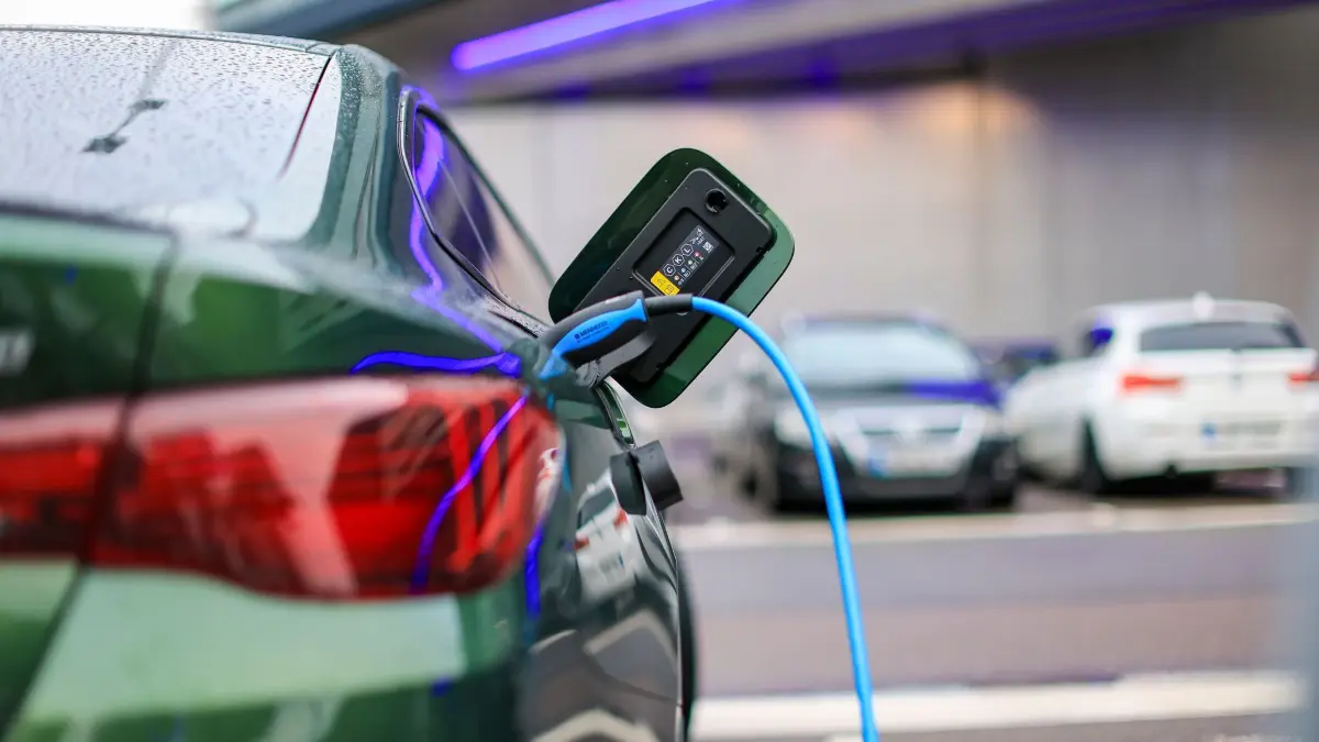 Elektroauto lädt an Ladesäule