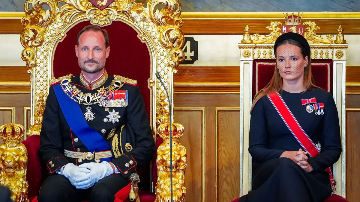 NORWAY-ROYALS-MONARCHY-POLITICS-PARLIAMENT-CONSTITUTION: Crown Princess Ingrid Alexandra of Norway (R) sits next to her father King Haakon VIII of Norway during an oath-taking ceremony for the new king to Norway's constitution in the main chamber of the Norwegian Parliament, the Storting, in Oslo on September 1, 2026. Haakon became king when his father King Harald V died in the morning of August 28 aged 89. (Photo by Lise Åserud / NTB / AFP) / Norway OUT