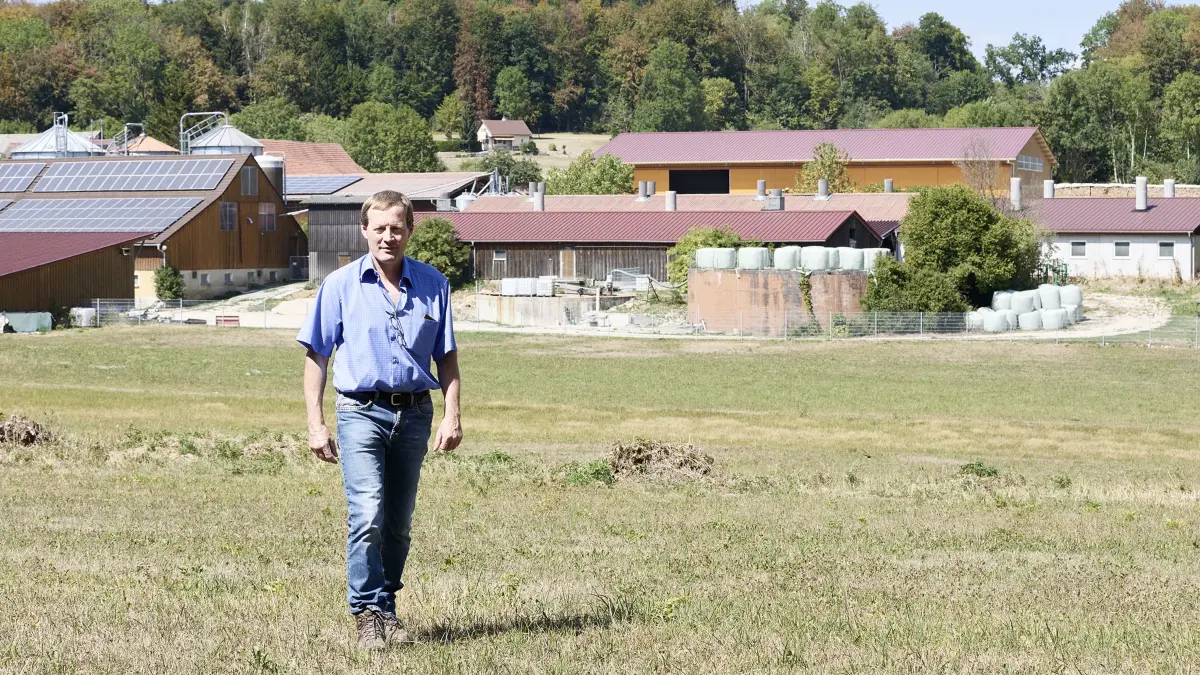 Dei geplante Erweiterung der Wasserschutzsgebietszone bedroht die Existenz des Landwirts Leo Buntz aus den Eselhöfen bei Mühlhausen im Täle. Im Bild vor seinem Landwirtschaftlichen Betrieb Leo Buntz.
