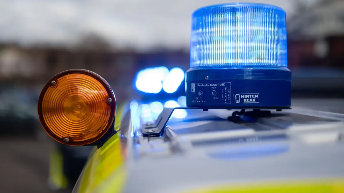 Polizei: ILLUSTRATION - 31.01.2024, Saarland, Saarbrücken: Blaulicht auf einem Einsatzfahrzeug der saarländischen Polizei. (zu dpa: «Polizei geht nach Feuer in Eppelborn von Brandstiftung aus») Foto: Oliver Dietze/dpa +++ dpa-Bildfunk +++