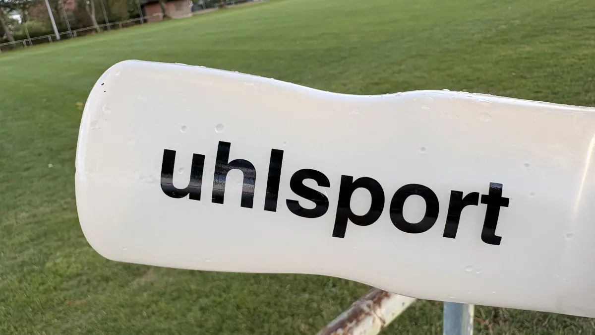 Trinkflaschen, Totwarthandschuhe, Ausrüstung: Uhlsport produziert für den Bereich Fußball, die zum Unternehmen gehörenden Marken Kempa und Baden für Handball und Basketball.