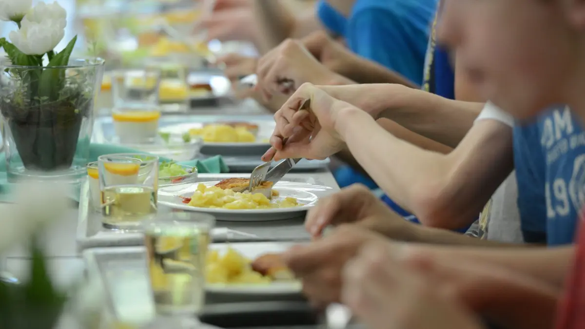 Schulessen für Kinder: ARCHIV - 07.07.2013, Baden-Württemberg, Leinfelden-Echterdingen: Schüler des Immanuel-Kant-Gymnasiums essen in der Mensa der Schule. (zu dpa: «Caterer: Zu wenig Geld für gesundes Schulessen») Foto: Franziska Kraufmann/dpa +++ dpa-Bildfunk +++