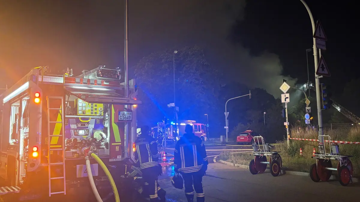 Die Löscharbeiten laufen: Ein Lagergebäude steht in Flammen.