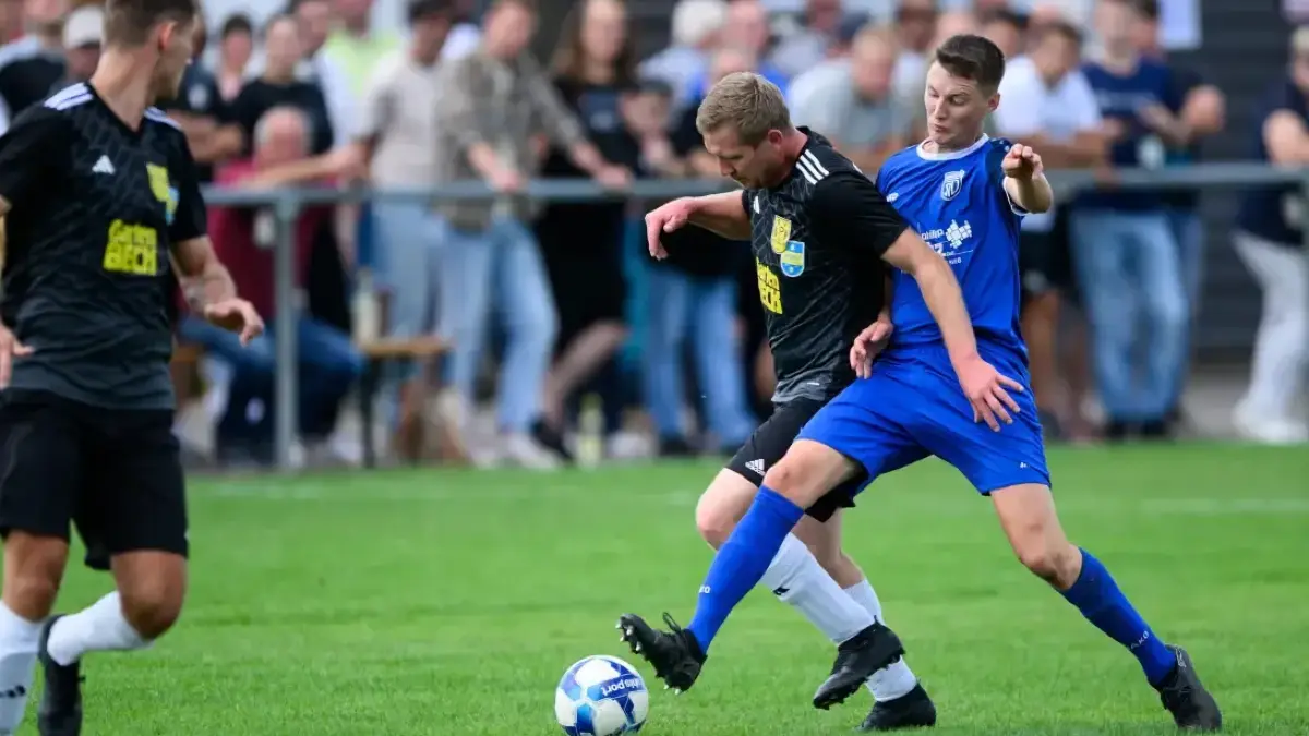 Ein rassiges Derby sah das Publikum in Unterjesingen zwischen der SGM Hagelloch/Unterjesingen (rechts in Blau Jonas Fritz) und der SGM Poltringen/Pfäffingen (Mitte Patrick Walter, links Doppeltorschütze Mike Kittel).
