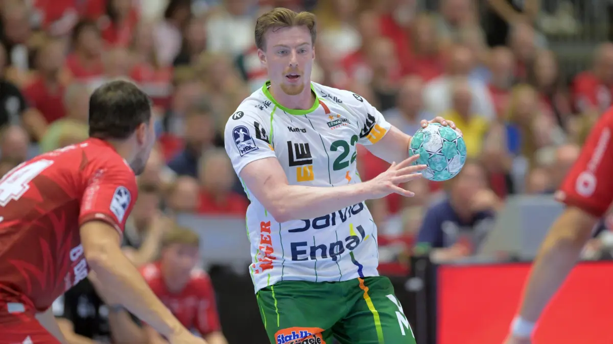 GER, MT Melsungen - Frisch Auf Goeppingen, Handball, 1. Bundesliga, 2. Spieltag, Saison 2026/2027, 02.09.2026: Erik Persson Frisch Auf Goeppingen 22 am Ball, Daniel Dujshebaev MT Melsungen 24 , GER, MT Melsungen - Frisch Auf Goeppingen, Handball, 1. Bundesliga, 2. Spieltag, Saison 2026/2027, 02.09.2026, GER, MT Melsungen - Frisch Auf Goeppingen, Handball, 1. Bundesliga, 2. Spieltag, Saison 2026/2027, 02.09.2026 Kassel *** Erik Persson, Frisch Auf Göppingen 22, Daniel Dujshebaev, MT Melsungen 24, GER, MT Melsungen vs. Frisch Auf Göppingen, Handball, 1st Bundesliga, Matchday 2, 20262027 Season, September 2, 2026, GER, MT Melsungen vs. Frisch Auf Goeppingen, Handball, 1st Bundesliga, Matchday 2, 20262027 season, September 2, 2026, Kassel Copyright: xEibner-Pressefotox/xRolandxSippelx EP_RSL