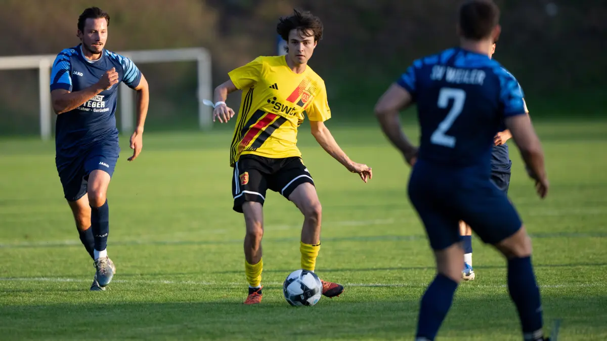 SV Weiler vs. SV 03 Tübingen, Fussball, Bezirkspokal Alb, Saison 2026/2027, 02.09.2026,: Mika Haensel, (SV 03 Tuebingen, #10) am Ball gegen Kilian Eberle, (SV Weiler, #02),
SV Weiler vs. SV 03 Tübingen, Fussball, Bezirkspokal Alb, Saison 2026/2027, 02.09.2026,
Eibner-Pressefoto/Andreas Ulmer