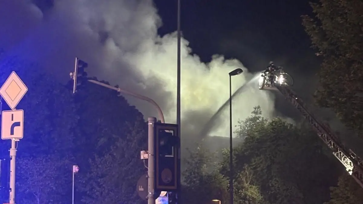Die Einsatzkräfte versuchen, den Brand zu löschen.