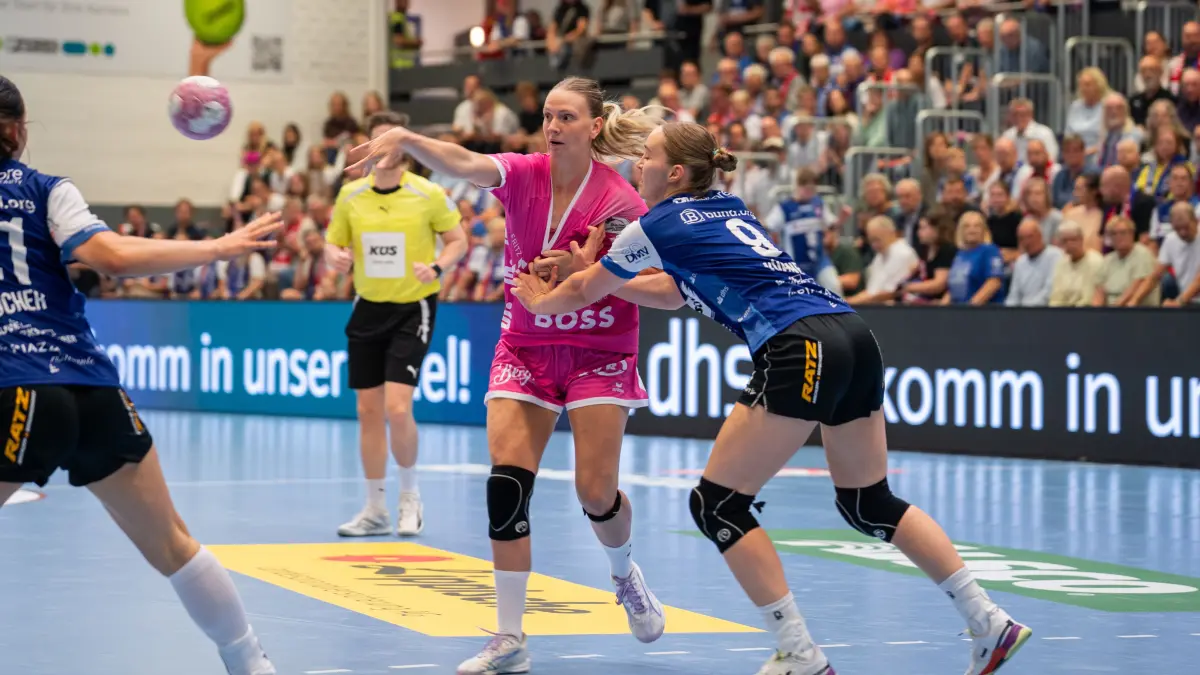 HSG Blomberg-Lippe (GER) vs. TuS Metzingen (GER), Handball, 1. Handball Bundesliga Frauen, Spieltag 2, Saison 2026/2027, Blomberg, 02.09.26: Charlotte Cholevova (TuS Metzingen, #96) im Angriff gegen Nieke Kuehne (HSG Blomberg-Lippe, #09)