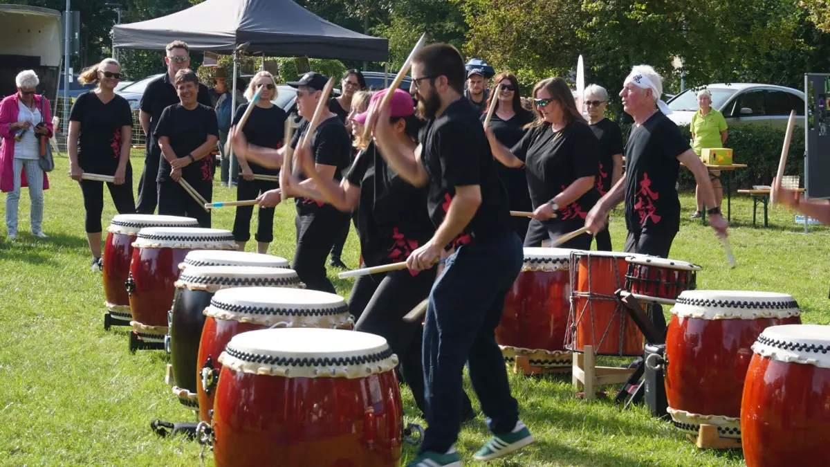 Die Taiko Gruppe Ulm hat die Kunst des japanischen Trommelns für sich entdeckt und eröffnet lautstark die „Rebellion der Gärten“.
