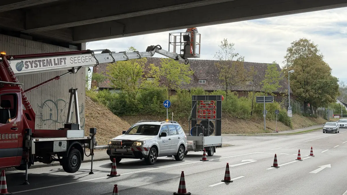 Am Mittwochmorgen war die Verkehrsführung unter der B27-Brücke über die L391 angepasst. Jeweils eine Fahrspur war zeitweise gesperrt – das hat einen einfachen Grund.
