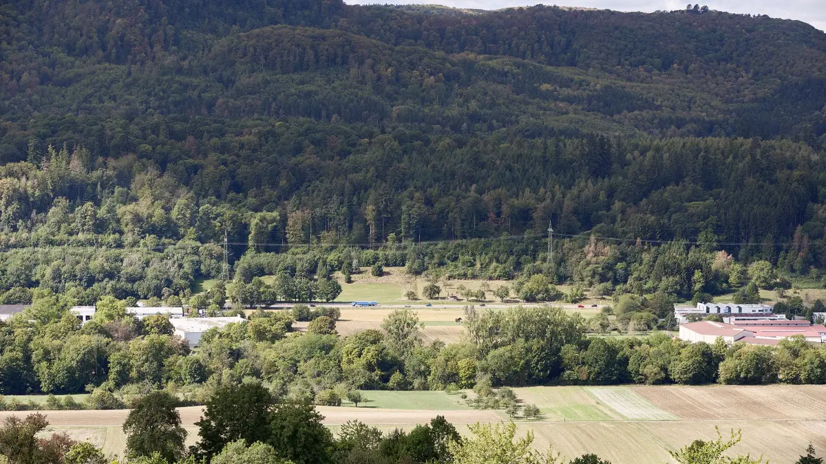 Vorplanung zum Neu beziehungsweise dem Weiterbau der B10 von Gingen / Ost bis Geislingen / Ost mit einer Gesamtlänge von 8,3 Kilometern. Ungefähr in der Bildmitte soll eine geplante Grünbrücke dafür sorgen, dass Wildtiere unbeschadet ihren Weg über die neue Bundesstraße welche etwas oberhalb der jetzigen B10 verlaufen wird, finden. Im unteren Bilddrittel verläuft die momentan noch zweispurige Bundesstraße zwischen Kuchen, links im Bild und Gingen an der Fils, rechts im Bild.