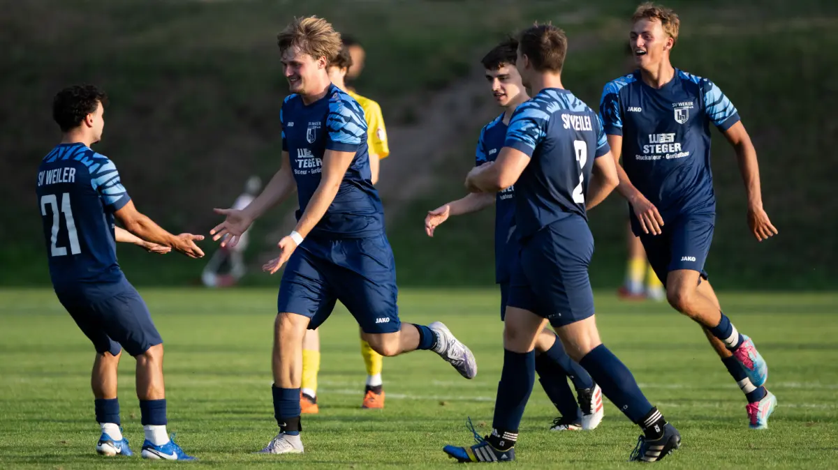SV Weiler vs. SV 03 Tübingen, Fussball, Bezirkspokal Alb, Saison 2026/2027, 02.09.2026,: Finn Julian Doll, (SV Weiler, #03), Mitte, erzielt das Tor zum zwischenzeitlichen 3:3 Ausgleich , Freude beim Team,
SV Weiler vs. SV 03 Tübingen, Fussball, Bezirkspokal Alb, Saison 2026/2027, 02.09.2026,
Eibner-Pressefoto/Andreas Ulmer