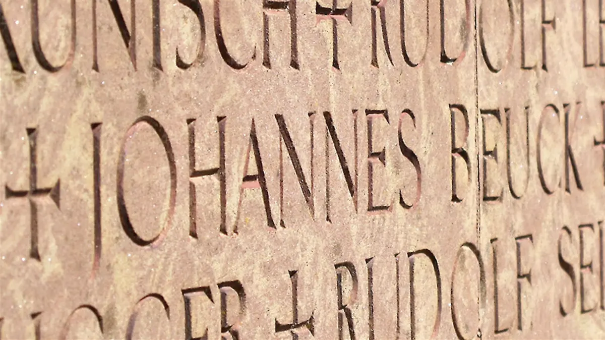 Johannes Beuck war 1944 als Hechinger Gendarmiekreisführer für die Erschießung zweier aus dem KZ Bisingen geflohener ungarischer Häftlinge verantwortlich. Auf dem Ehrenmal hinter der Hechinger Stiftskirche ist sein Name bis heute würdigend verewigt.