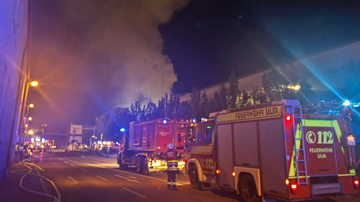 Die Rauchentwicklung ist enorm. Die Feuerwehr ist mit einem Großaufgebot vor Ort.