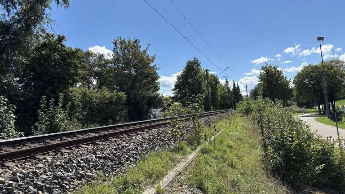 Schienenstrang in Rindelbach: Auf Höhe Kellerhausstraße haben Unbekannte eine Eisenkette auf die Gleise gelegt und damit einen Regionalexpress gestoppt.