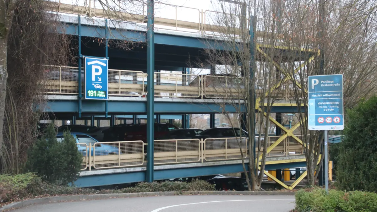 Sein Fahrzeug gut und sicher abstellen – das geht im Parkhaus Grabenstraße. Das ist allerdings kostenpflichtig.