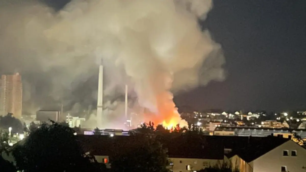 Auf dem alten Magirus-Gelände brennt eine Lagerhalle.