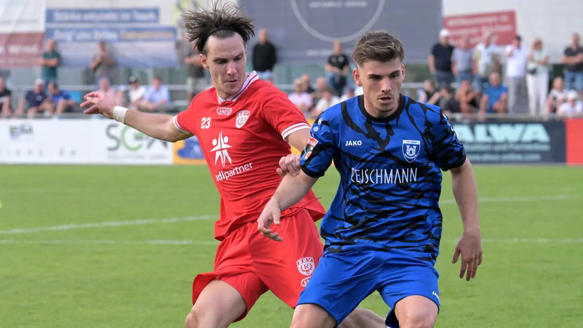 Fussball wfv-Pokal | FV Ravensburg vs. SSV Reutlingen: Fussball wfv-Pokal / Achtelfinale | FV Ravensburg (blau) vs. SSV Reutlingen (rot) // 2026-09-02 // Foto: JoBaur // #23 Nedim Pepic (SSV Reutlingen) / #8 Marius Mahle (FV Ravensburg)