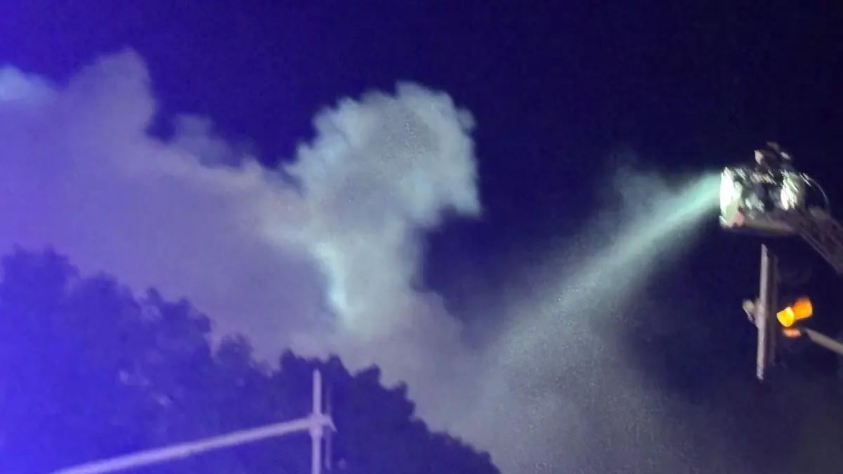 Etwa 2 Stunden nach Meldung des Brands kämpfen die Einsatzkräfte noch gegen Flammen und Rauch.