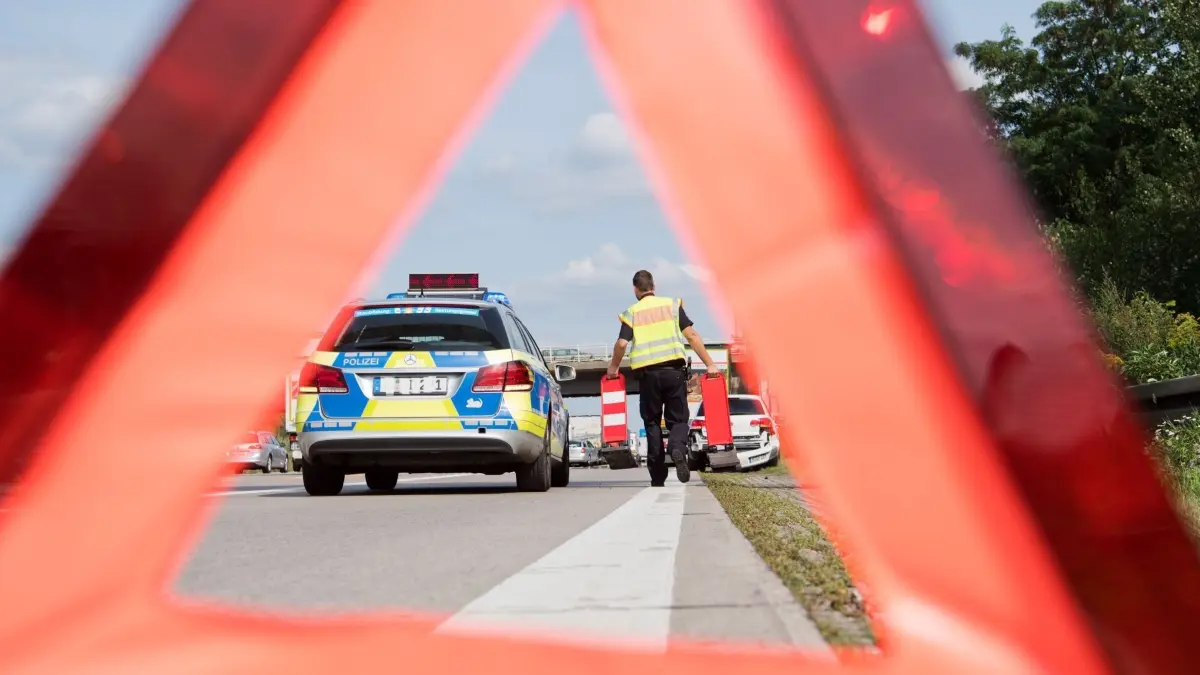 Die Polizei sucht nach zwei Personen, die auf der A6 nach Verkehrsunfällen geflüchtet sind.